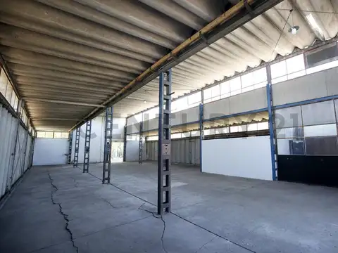 Galpón en venta en La Plata con casa de caseros