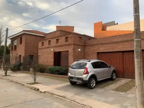 VENTA CASA VILLA CABRERA 5 DORMITORIOS 