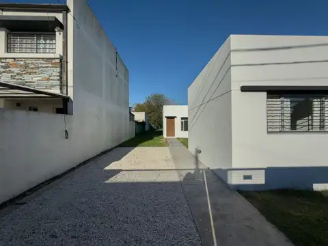 Casa 4 ambientes con 2 baños