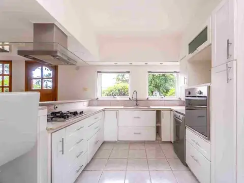 Casa 8 ambientes con 3 baños