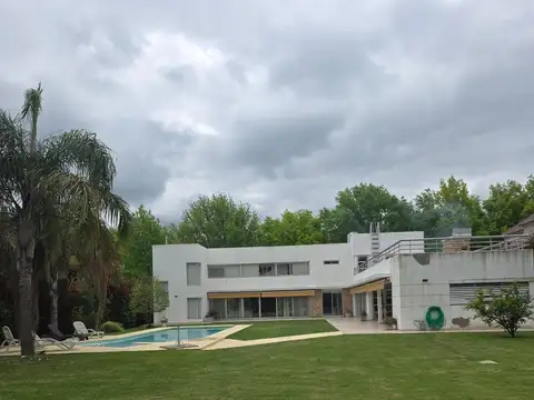 Casa 10 ambientes con 6 baños