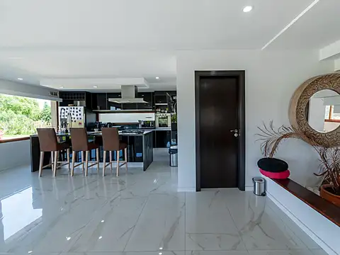 Casa en Venta con 4 cocheras