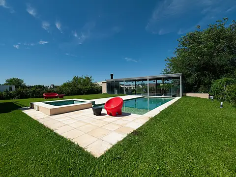 Casa en Venta con 4 cocheras