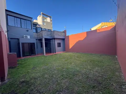 VENTA CASA 3 AMB CON COCHERA Y FONDO  WILDE CENTRO