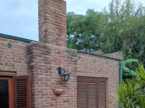 VENTA - CASA EN BARRIO ESCRIBANO CON DEPTO INDEPENDIENTE