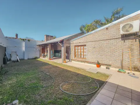 Casa de 164m² con local comercial en la mejor zona de Funes