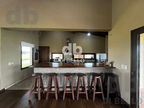 Casa 6 ambientes con 4 baños