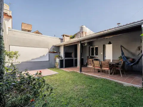CASA . TRES AMBIENTES . QUINCHO Y JARDÍN . CASTELAR