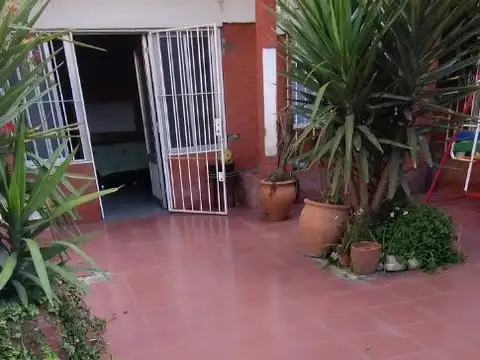 OPORTUNIDAD ! 4 AMBIENTES ES CASTELAR SUR