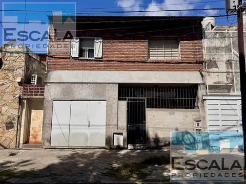 CASA DE DOS DORM CON COCHERA  EN VENTA ARROYITO
