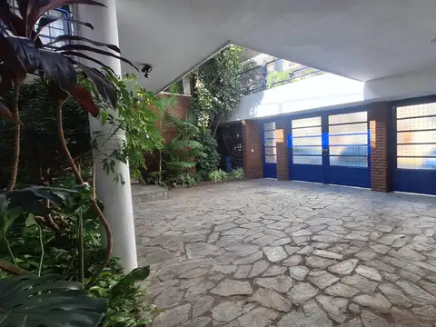 Hermosa Casa 3 cocheras 354 m2 cubiertos, Jardín - Parrilla