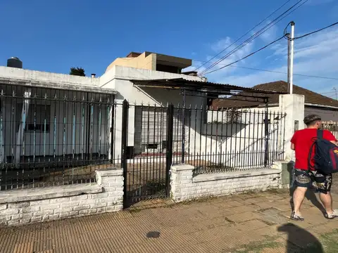 Casa al frente a 400 metros de la estación Claypole