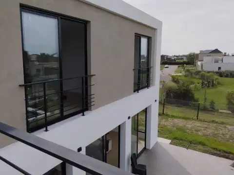 Casa en Venta con 4 cocheras