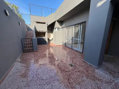 CASA DE PASILLO 2 DORMITORIOS Y PATIO