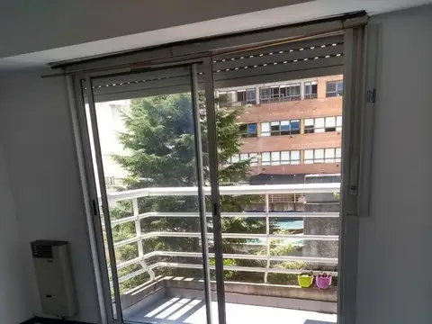 1AMB AMPLIO DIVIDIDO CON COCINA INDEPENDIENTE Y BALCON MUY LUMINOSO.IMPECABLE
