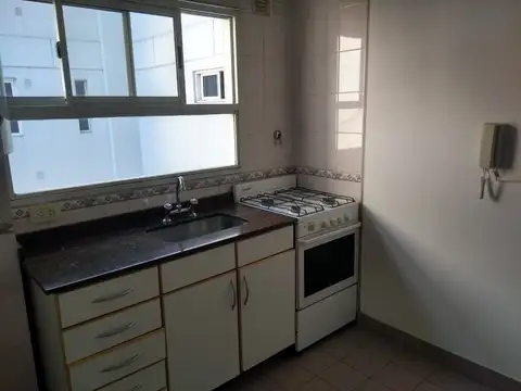 1AMB AMPLIO DIVIDIDO CON COCINA INDEPENDIENTE Y BALCON MUY LUMINOSO.IMPECABLE