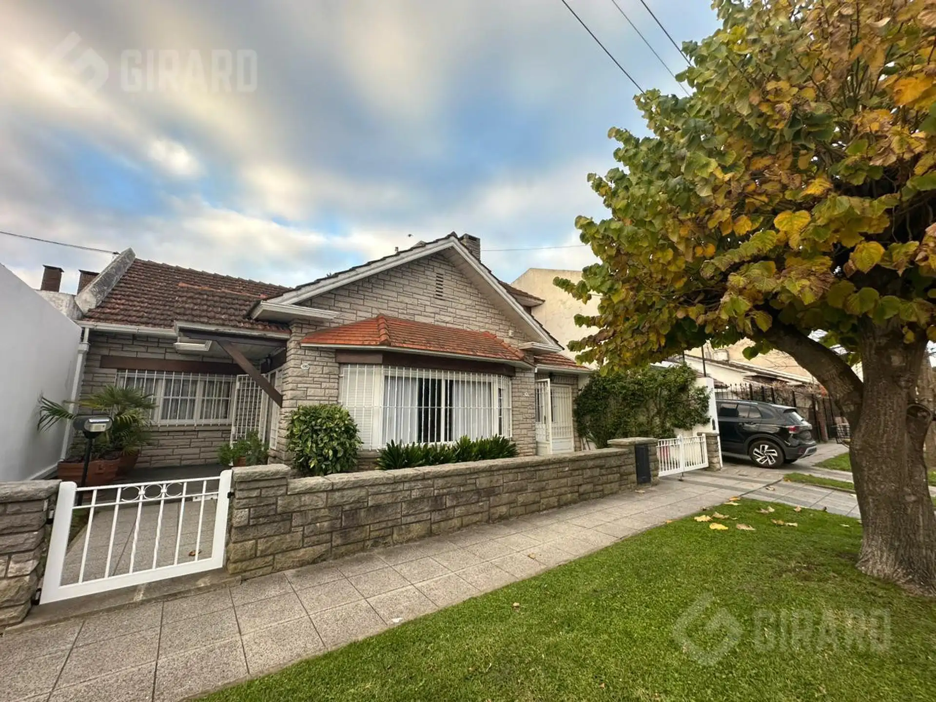 Casa de 5 ambientes con parque en Villa Primera