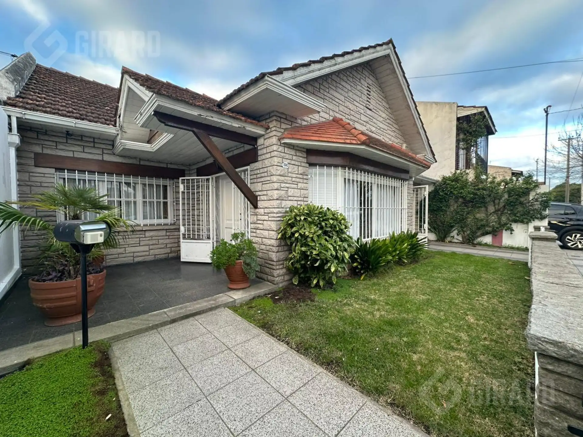 Casa de 5 ambientes con parque en Villa Primera