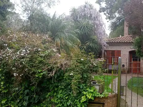 Impecable Chalet de 4 ambientes con amplio jardin. Zona Anfiteatro del Pinar. Gas natural