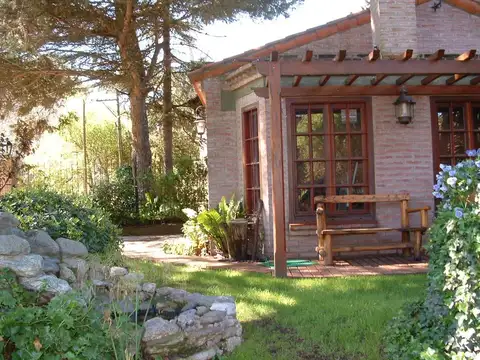 Impecable Chalet de 4 ambientes con amplio jardin. Zona Anfiteatro del Pinar. Gas natural
