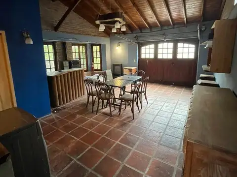 Impecable Chalet de 4 ambientes con amplio jardin. Zona Anfiteatro del Pinar. Gas natural