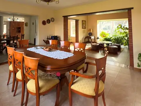 Casa en Venta con 2 cocheras