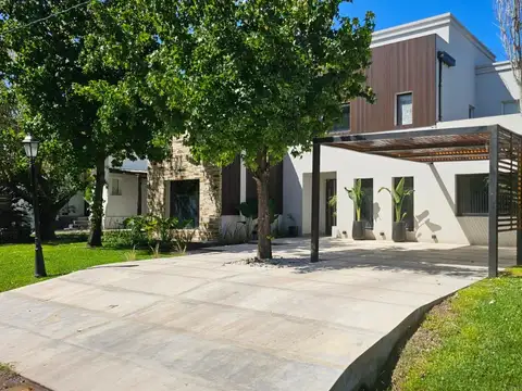 CASA EN VENTA :: ALTOS DEL SOL :: 5 AMBIENTES