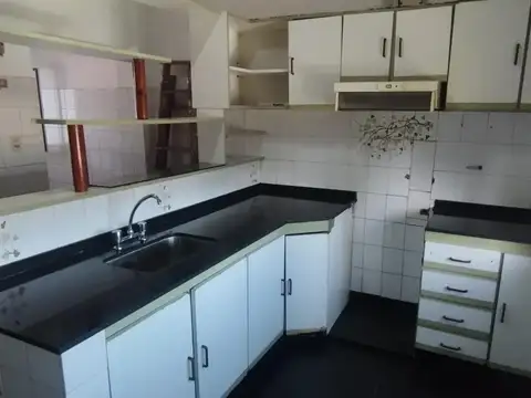 Lindo Departamento de 4 ambientes sobre avenida