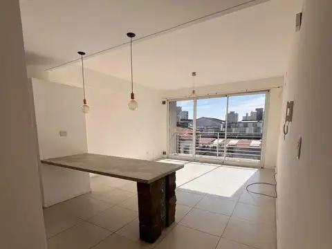 MONOAMBIENTE c/ balcón EN ALQUILER. Muy buen estado. Flores de Estrada, Remedios de Escalada