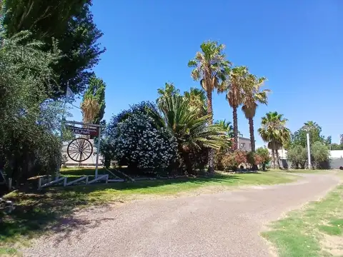 CASA + SALÓN  + QUINCHO Y PILETA