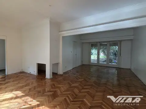 En Venta CASA 4 Amb. con jardín y garage.  V. Martelli  V. Lopez