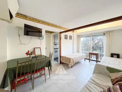 Depto Monoambiente al frente con balcón francés frente a Plaza Colón