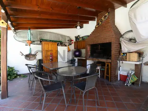 Casa 5 ambientes con 2 baños