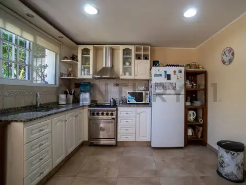 Venta Casa en Hurlingham Gran Lote, Pileta y Quincho