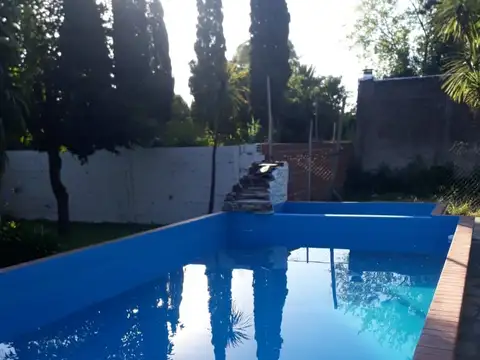 CHALET TODO EN PLANTA  DE 3 AMB. SOBRE 4 LOTES 1600M2, COCHERA CUBIERTA 3 AUTOS, QUINCHO, PILETA.