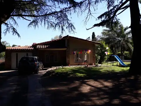 CHALET TODO EN PLANTA  DE 3 AMB. SOBRE 4 LOTES 1600M2, COCHERA CUBIERTA 3 AUTOS, QUINCHO, PILETA.