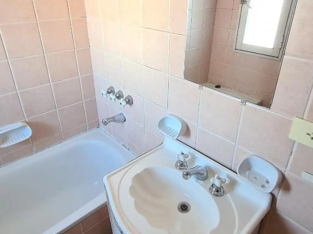 Departamento 2 ambientes con cochera doble y balcon - Foto 16