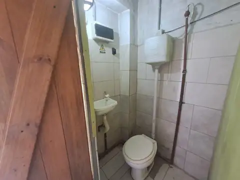 VENTA LOCAL con 2 CASAS ESCOBAR CENTRO PARRILLA PILETA JARDIN QUINCHO