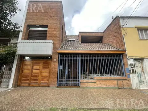 Venta casa 5 ambientes con cochera y piscina en Villa Dominico