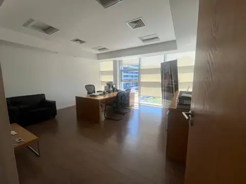 Oficina en Alquiler con 2 cocheras