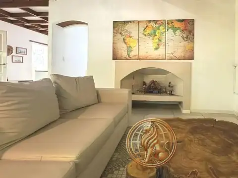 Venta Casa en Pinamar con 2 departamentos y piscina climatizada a solo 100 metros de la playa