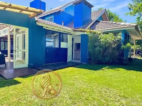 Venta Casa en Pinamar con 2 departamentos y piscina climatizada a solo 100 metros de la playa