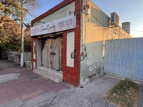 Vendo casa, local y galpon en villa cabrera