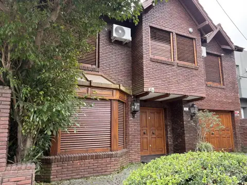Chalet 4 dormitorios en alquiler | Jardín, pileta y quincho | A metros de Av. Libertador – Béccar