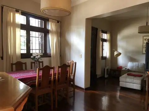 CASA 7 AMBIENTES CON PATIO Y TERRAZA CON PARRILLA, COCHERA P/AUTO GRANDE, EN CONESA AL 400, BAR...