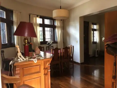 Casa 7 ambientes con 2 baños