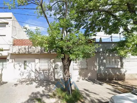 Venta o Permuta: Casa de 2 dormitorios con patio, quincho y terraza en Río de Janeiro al 200