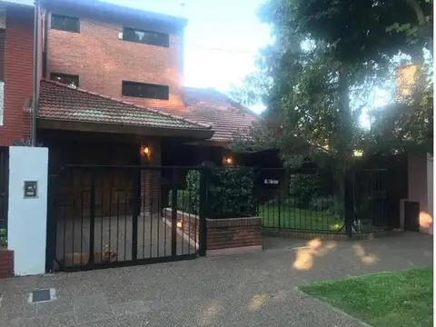 EXCELENTE CASA 6 AMBIENTES, EN 3 PLANTAS, C/ COCHERA, V. BAL