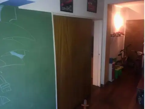 EXCELENTE CASA 6 AMBIENTES, EN 3 PLANTAS, C/ COCHERA, V. BAL