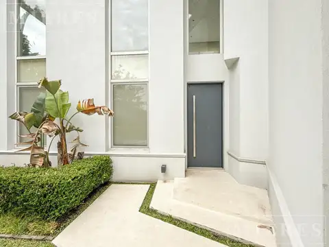 Casa en Alquiler con 2 cocheras